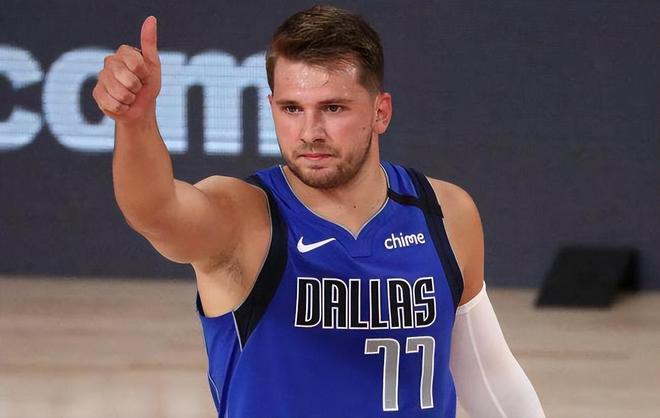 韦尔25+8文班21+10热火6人上双击退马刺.