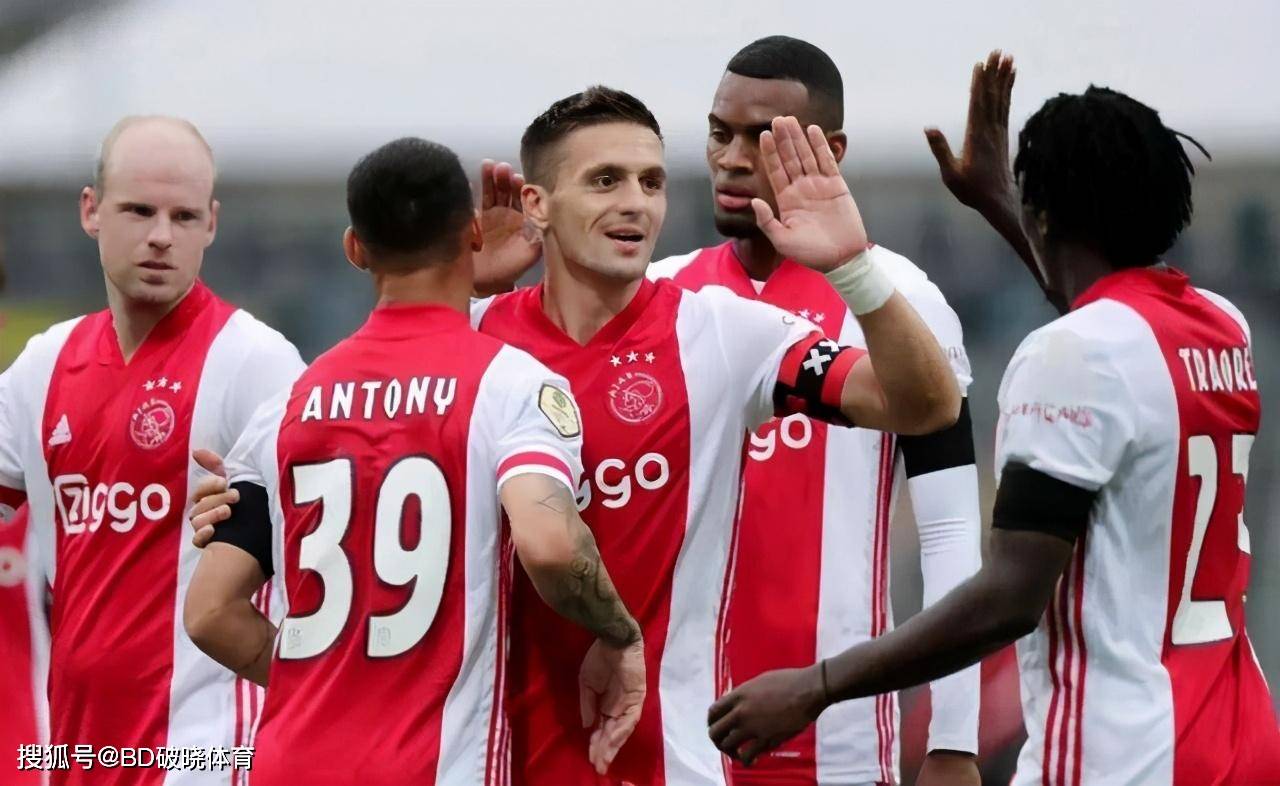 中国金花绽放！张帅3连胜进32强，下轮对手确定，郑钦文明日首秀.