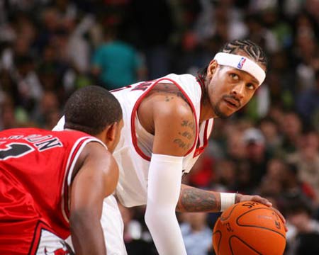 太帅了！意甲官方发布米兰德比海报预热：米兰大教堂栩栩如生.